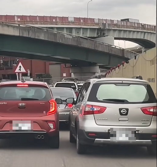 插隊不成被敲窗！國道入口兩車互不相讓 網酸：每天都在上演