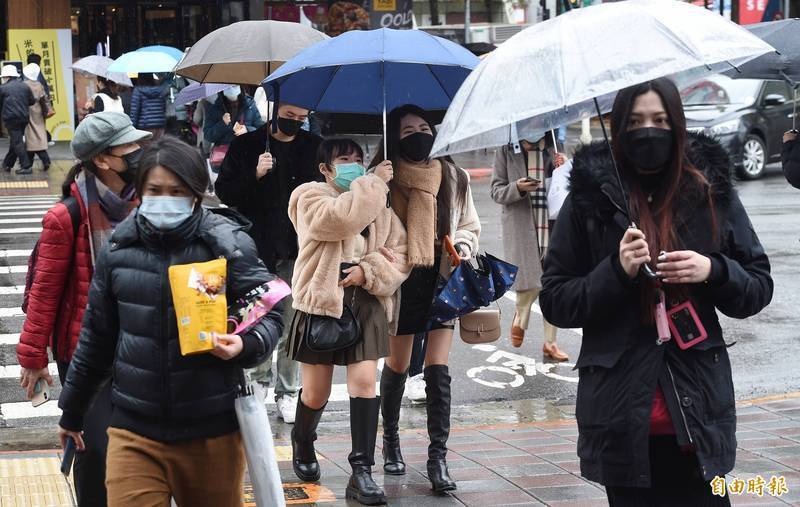 受大陸冷氣團影響,今天迎風面北部、東半部及馬祖降雨機率較高,其中在宜蘭、基隆北海岸及大台北山區降雨較廣泛,且有局部大雨發生的機率。今晨本島平地最低溫在苗栗縣三灣鄉僅8.9度,連江縣南竿鄉也只有8.3度。(資料照) 受大陸冷氣團影響,今天迎風面北部、東半部及馬祖降雨機率較高,其中在宜蘭、基隆北海岸及大台北山區降雨較廣泛,且有局部大雨發生的機率。今晨本島平地最低溫在苗栗縣三灣鄉僅8.9度,連江縣南竿鄉也只有8.3度。(資料照)