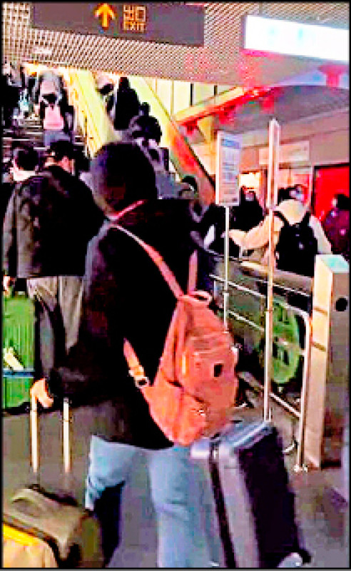 桃園機場捷運A13機場第二航廈站停電,民眾得摸黑拉行李爬樓梯。(民眾提供) 桃園機場捷運A13機場第二航廈站停電,民眾得摸黑拉行李爬樓梯。(民眾提供)