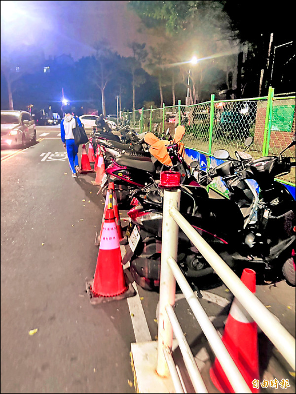 新竹市三民國中通學步道改善工程已動工開挖,但市府設的臨時便道塞滿汽機車,學生走馬路上險象環生。(記者洪美秀攝) 新竹市三民國中通學步道改善工程已動工開挖,但市府設的臨時便道塞滿汽機車,學生走馬路上險象環生。(記者洪美秀攝)