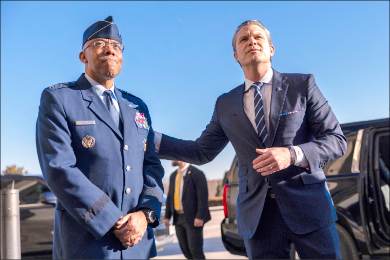 美國總統川普21日宣布撤換參謀首長聯席會議主席布朗，被視為反映川普不滿美軍「重多元平權、輕作戰」現象。圖為布朗（左）與美國國防部長赫格塞斯（右）。（歐新社檔案照）