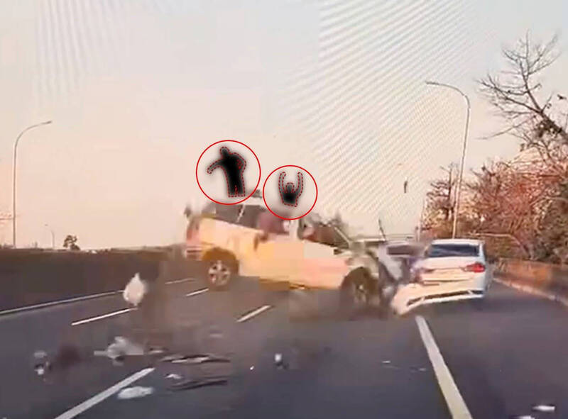 國道1號日前發生重大車禍，警方盼透過死者拋飛的驚悚畫面，提醒民眾繫安全帶的重要性。（圖擷取自國道公路警察局網頁）