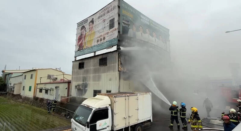 雲林縣斗六市下午驚傳火警，市區大學路及文化路口1間電動、越野車行，因不明原因起火燃燒，雲林縣消防局獲報後派出10輛消防車、1輛救護車共26人前往現場，目前持續佈線灌救。（圖由民眾提供）