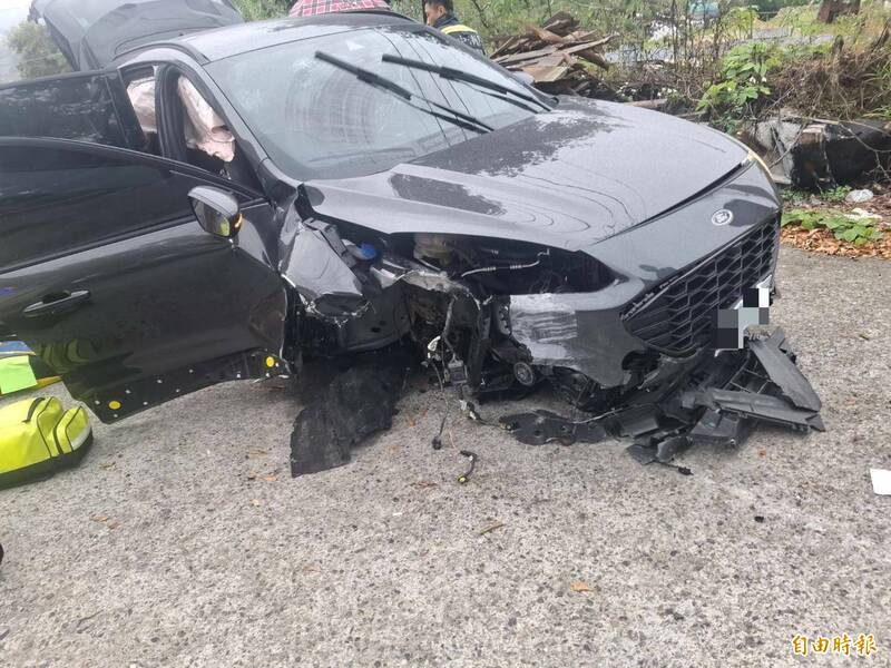 古秀英議員一家6口車禍,座駕右側嚴重毀損。 (民眾提供) 古秀英議員一家6口車禍,座駕右側嚴重毀損。 (民眾提供)