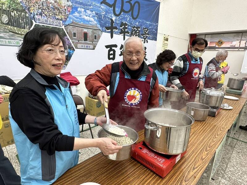 新北市泰山區公所志願服務隊週末舉行今年首次大會,頒贈績優志工獎狀之外,還有型男大主廚活動。(泰山區公所提供) 新北市泰山區公所志願服務隊週末舉行今年首次大會,頒贈績優志工獎狀之外,還有型男大主廚活動。(泰山區公所提供)