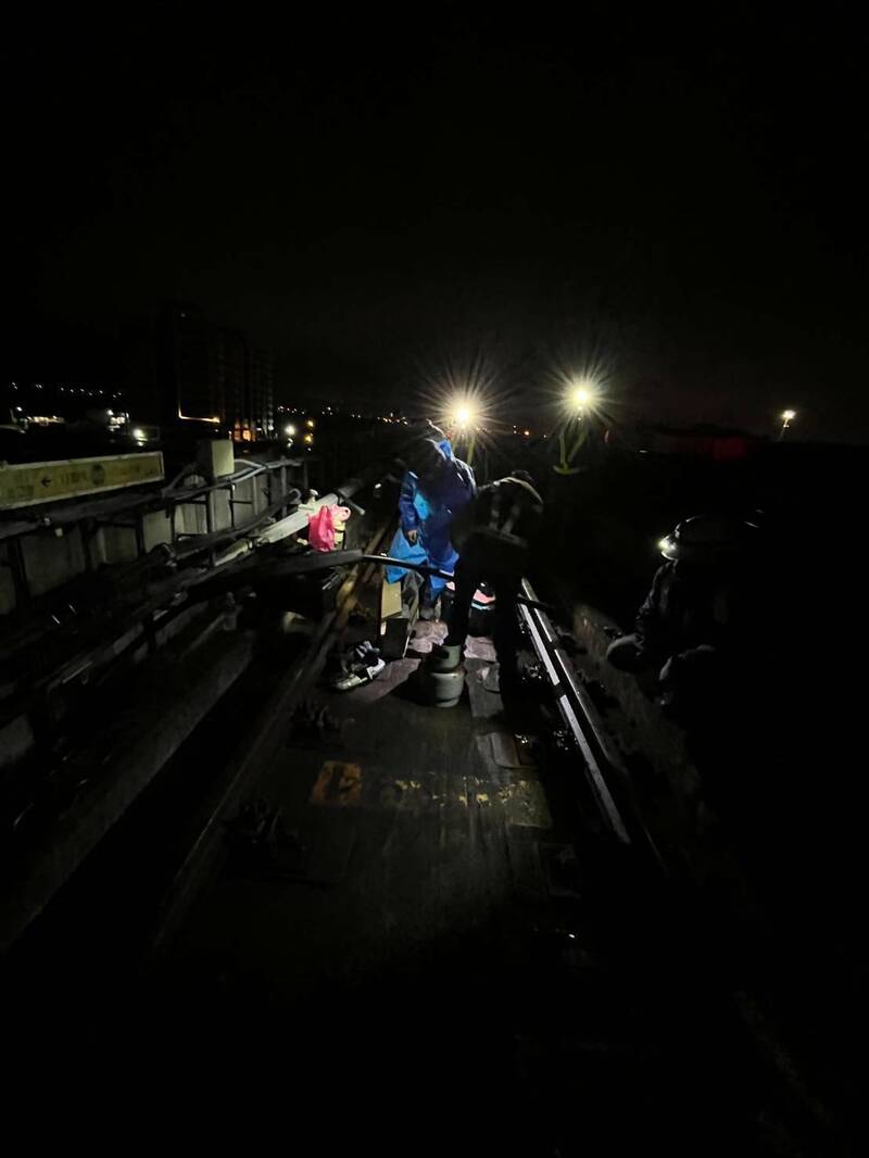機場捷運昨天出現電力異常,工程人員昨深夜結束營運後下軌查找,發現是A11站端牆門外的電纜線異常,漏夜完成修復。(桃園大眾捷運公司提供) 機場捷運昨天出現電力異常,工程人員昨深夜結束營運後下軌查找,發現是A11站端牆門外的電纜線異常,漏夜完成修復。(桃園大眾捷運公司提供)