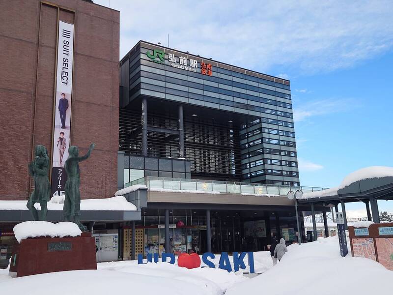 青森縣弘前市車站前到處都是積雪。(圖擷取自@cacao0929 社群平台「X」) 青森縣弘前市車站前到處都是積雪。(圖擷取自@cacao0929 社群平台「X」)