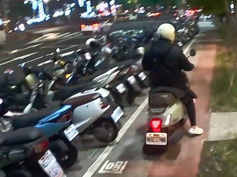 機車騎人行道 反逼行人讓道 基隆警方3月起將加強取締 - 生活 - 自由時報電子報
