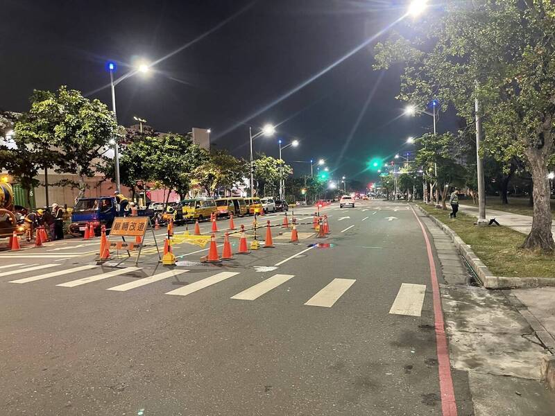 高雄龍德新路出現坑洞 水利局今將開挖修復 - 生活 - 自由時報電子報