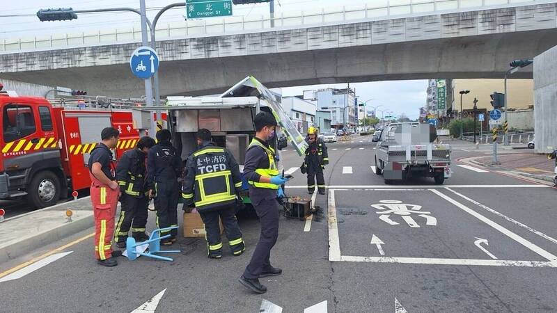 台中餐車行駛中突起火 路人見義勇為協助滅火 - 社會 - 自由時報電子報