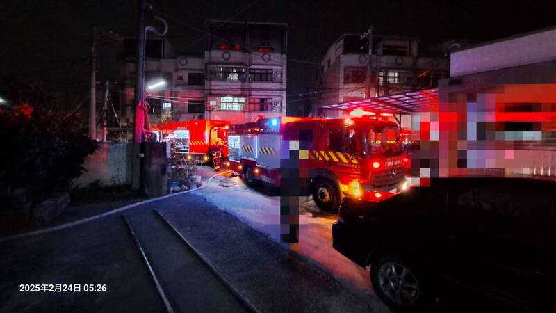 水管還在冒水...... 嘉義民雄鐵皮加蓋房屋清晨起火 1男被燒死 - 社會 - 自由時報電子報