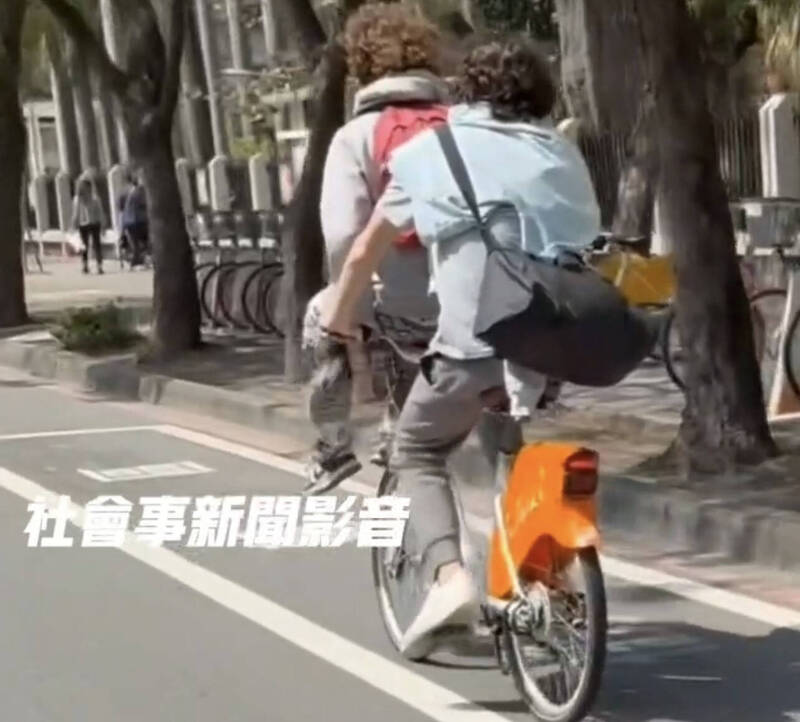「共享」單車？高雄YouBike前籃戴人被錄下  警要開罰廠商也要追究 - 生活 - 自由時報電子報