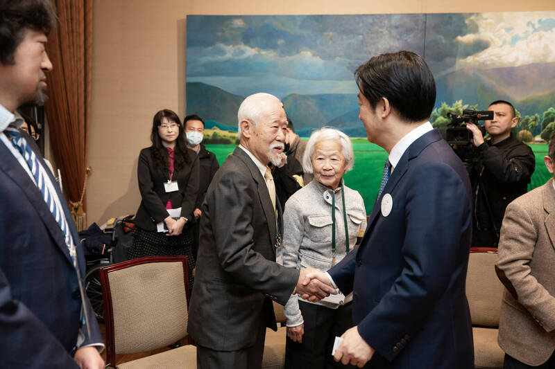 總統賴清德今接見「2025年海外二二八遺屬返鄉團」。（總統府提供）
