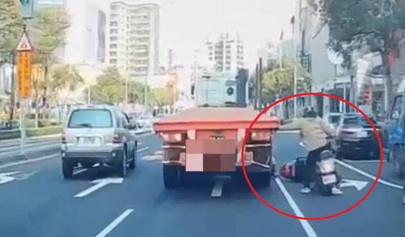 就差1秒！她急拍打曳引車車身  倒地女騎士倖免遭輾 - 社會 - 自由時報電子報