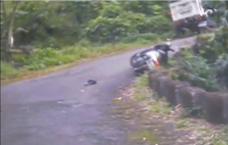 黃姓機車騎士與對向小貨車在轉彎處擦撞，黃男摔落一旁約6米深的山谷下。（民眾提供）