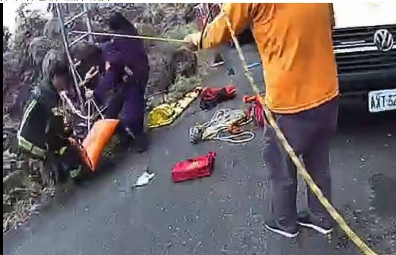 黃姓機車騎士與對向小貨車在轉彎處擦撞，黃男摔落一旁約6米深的山谷下。（民眾提供）