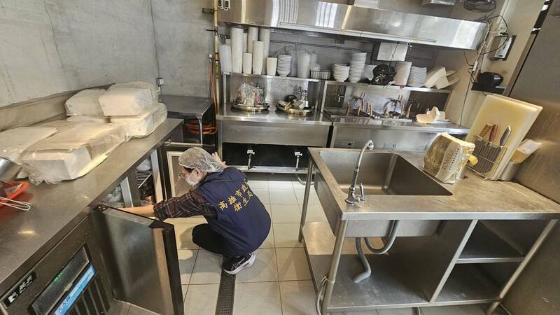 高雄知名水餃店湯麵浮多隻果蠅 網友酸：免費添加蛋白質？ - 生活 - 自由時報電子報