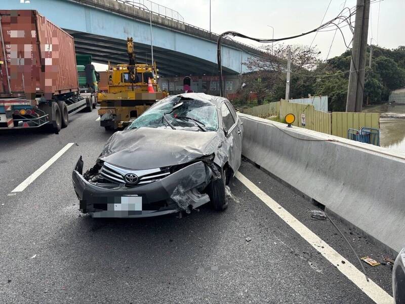 中山高嘉義路段 男子精神不濟駕車撞護欄 - 社會 - 自由時報電子報