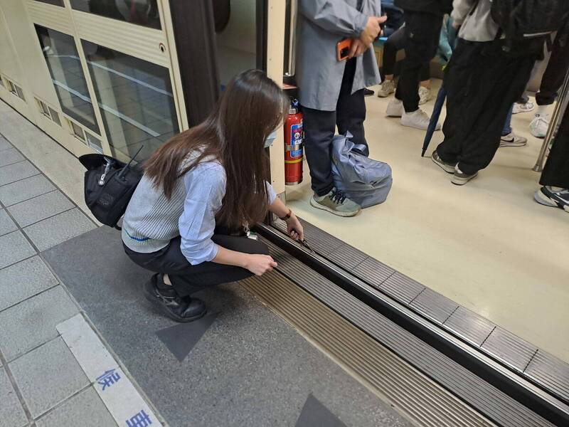 異物「卡門縫」捷運車門關不了 竟是19公分免洗筷作怪 - 生活 - 自由時報電子報