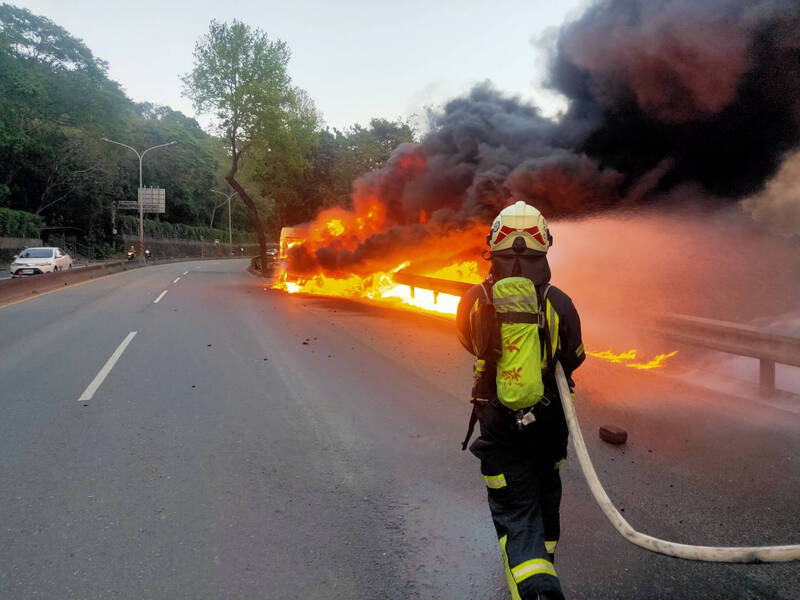 桃園大溪往崎頂上坡路段火燒車 火勢大無法通行、武嶺橋塞爆 - 社會 - 自由時報電子報