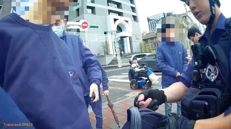 到萬華銀樓假裝買金項鍊搶了就跑 落網辯稱要送女友 - 社會 - 自由時報電子報