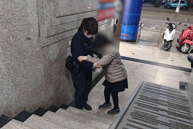 台中女大生寒夜吃鍋受困街頭 暖警當臨時助行器「我給你扶」 - 社會 - 自由時報電子報