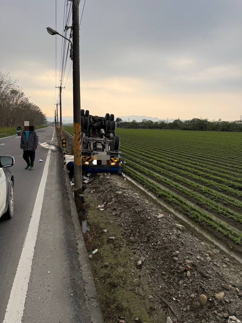 屏東里港水泥預拌車翻覆田中四輪朝天 駕駛骨折送醫 - 社會 - 自由時報電子報