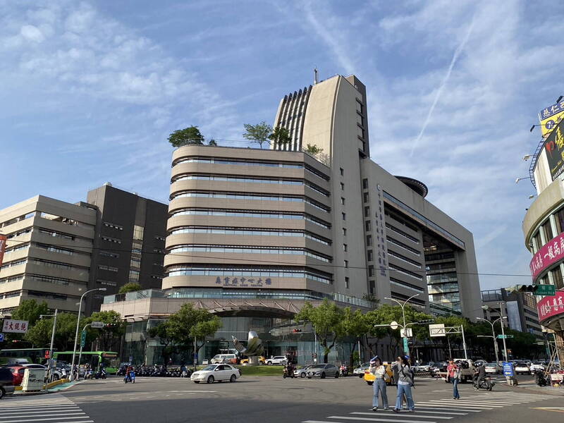 台中街頭驚見男子倒臥血泊 胸頸明顯刀傷送醫