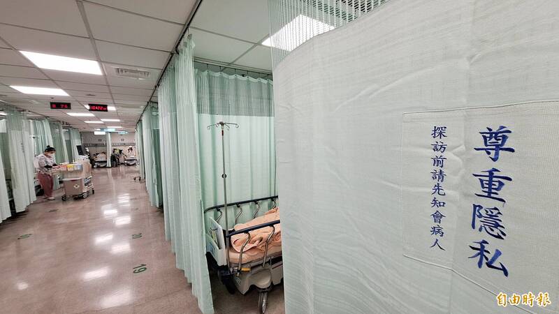 針對大醫院急診爆滿困境,衛福部今(24日)三度邀集醫界討論解方,衛福部長邱泰源表示,短期3大策略包含強化院內病床調度、加強協調院際轉診、宣導民眾就醫分流,中長程則有2大改革,希望改善此現象。(記者方賓照攝)
針對大醫院急診爆滿困境,衛福部今(24日)三度邀集醫界討論解方,衛福部長邱泰源表示,短期3大策略包含強化院內病床調度、加強協調院際轉診、宣導民眾就醫分流,中長程則有2大改革,希望改善此現象。(記者方賓照攝)