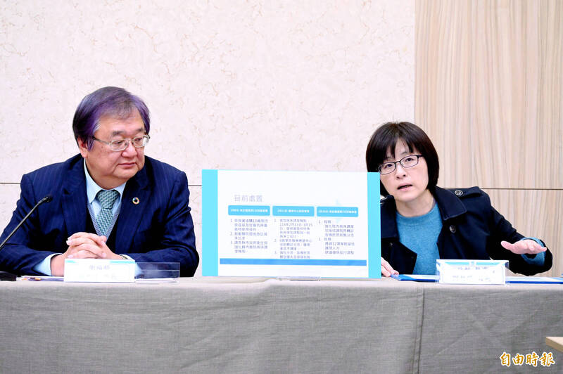 衛福部部長邱泰源衛針對急診壅塞做出說明。(記者朱沛雄攝) 衛福部部長邱泰源衛針對急診壅塞做出說明。(記者朱沛雄攝)