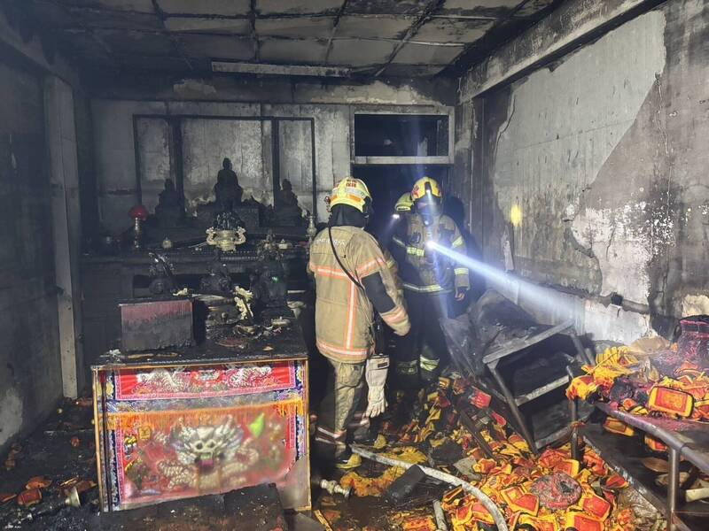 台南住宅式宮廟暗夜失火 屋主夫妻與兒子3人傷送醫 - 社會 - 自由時報電子報