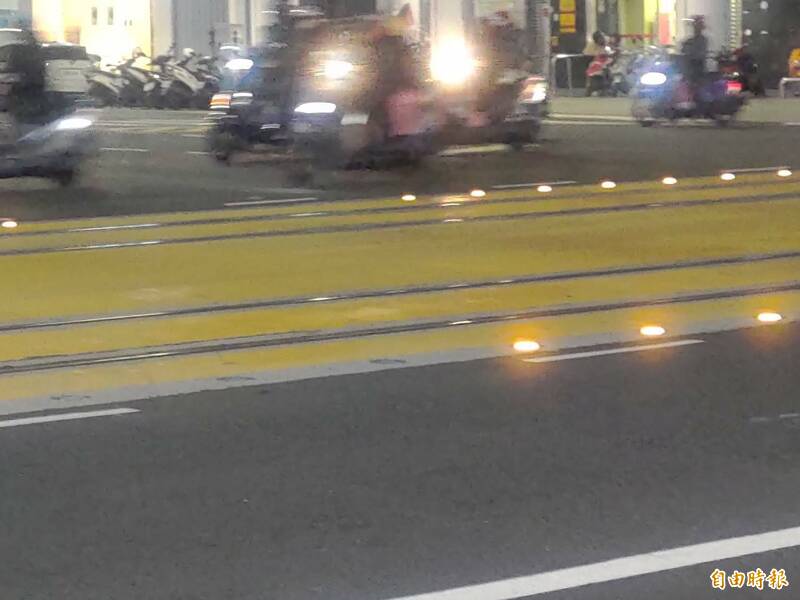 高雄輕軌防撞「亮」這招！ 捷運局：2路口試辦地面警示燈 - 生活 - 自由時報電子報