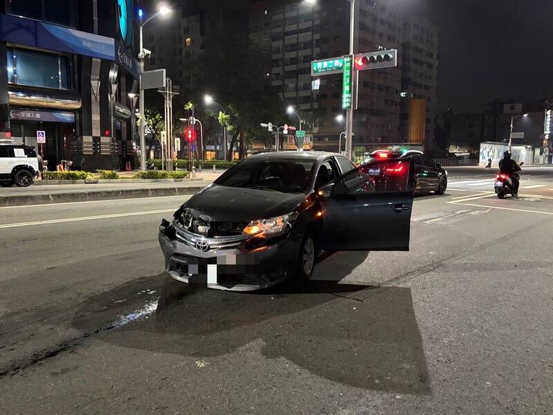 黑色轎車擦撞到路旁2輛轎車後180翻轉。（民眾提供）