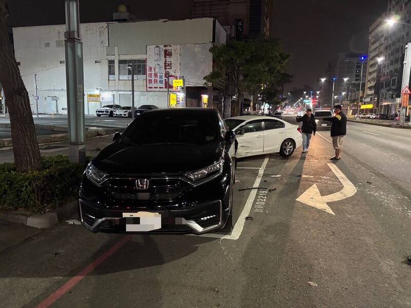 高雄男凌晨疲勞駕駛 開車撞路旁2輛車 - 社會 - 自由時報電子報