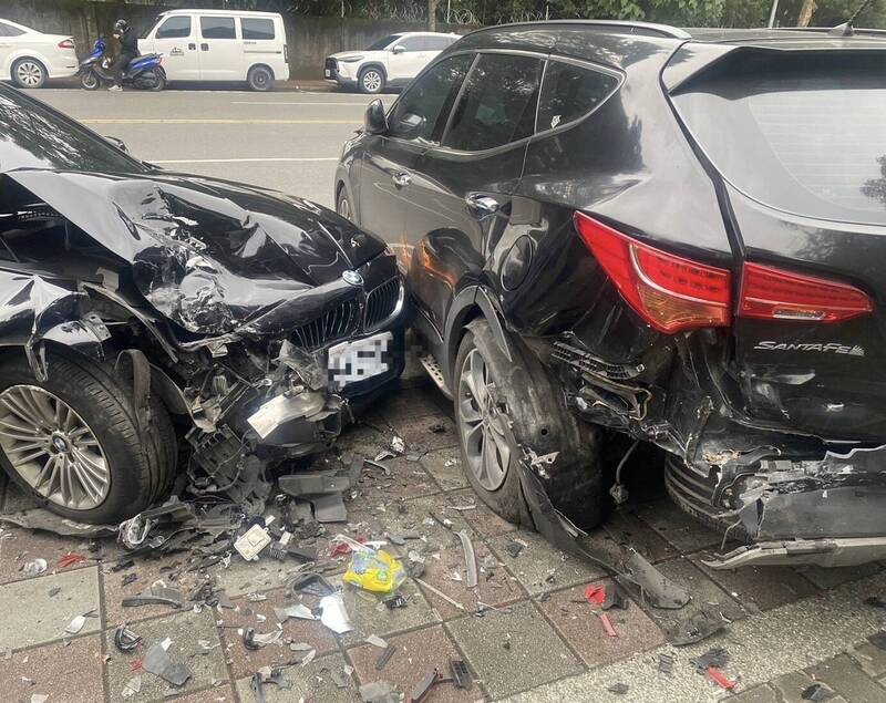 BMW男載友下車後起步失控 慈濟醫院旁猛撞4車 - 社會 - 自由時報電子報
