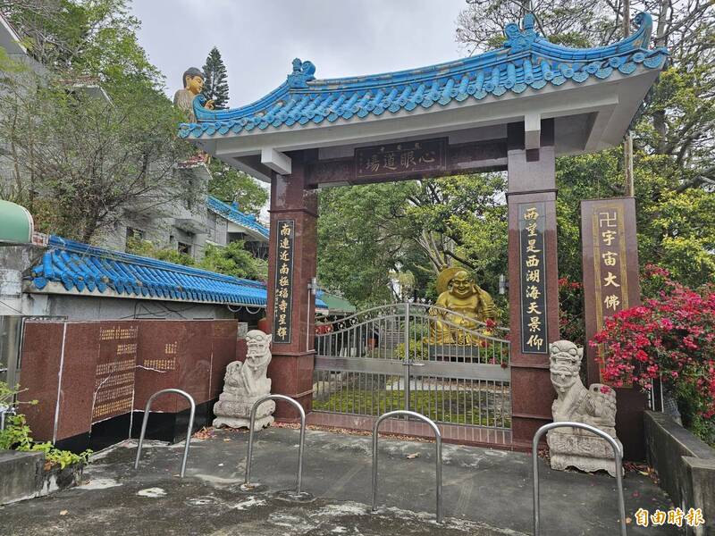 母親骨灰放寺院被「關」 女兒掃墓祭拜不得其門而入求助