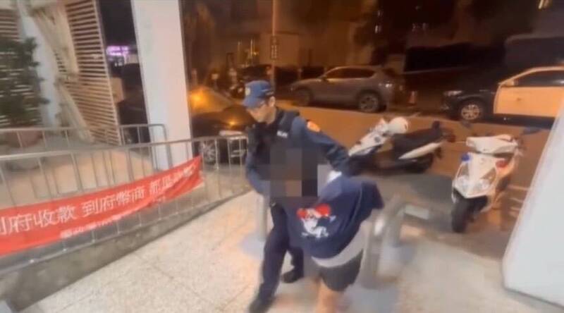 與男友吵架心情不好  女竟持小剪刀隨機刺路人脖子 - 社會 - 自由時報電子報