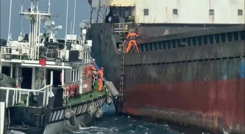 台澎第三海纜斷纜逮中資權宜輪「宏泰58」 海巡署以現行犯帶回 - 社會 - 自由時報電子報