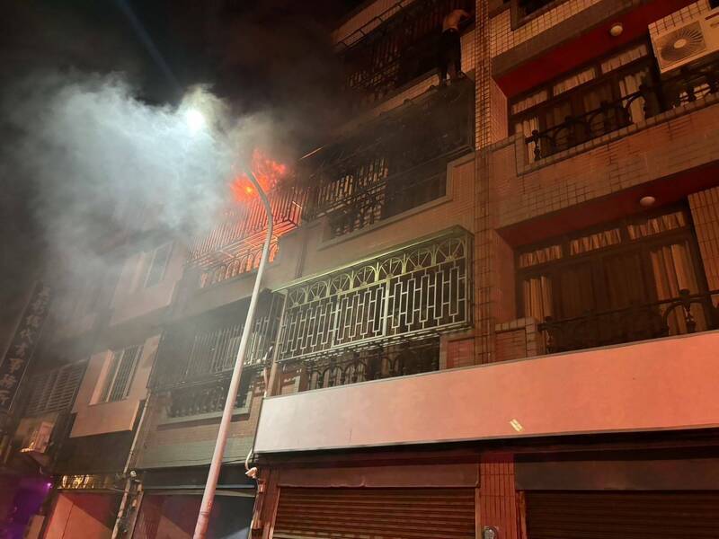 彰化溪湖發生民宅大火,母子3人幸運逃生。(民眾提供) 彰化溪湖發生民宅大火,母子3人幸運逃生。(民眾提供)
