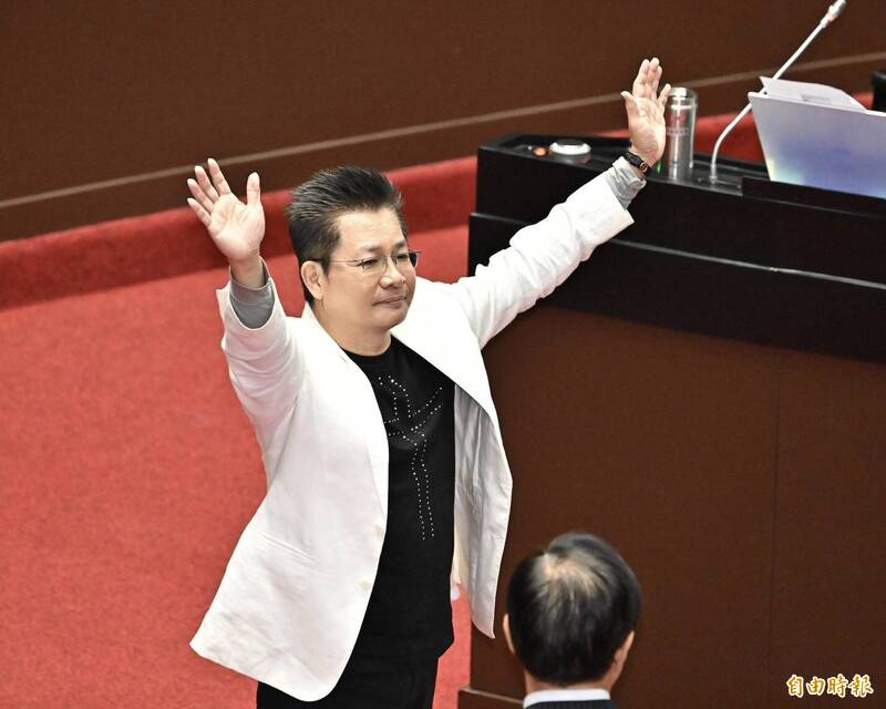 民眾黨立委吳春城宣布請辭,揮手後離開議場。(記者塗建榮攝) 民眾黨立委吳春城宣布請辭,揮手後離開議場。(記者塗建榮攝)