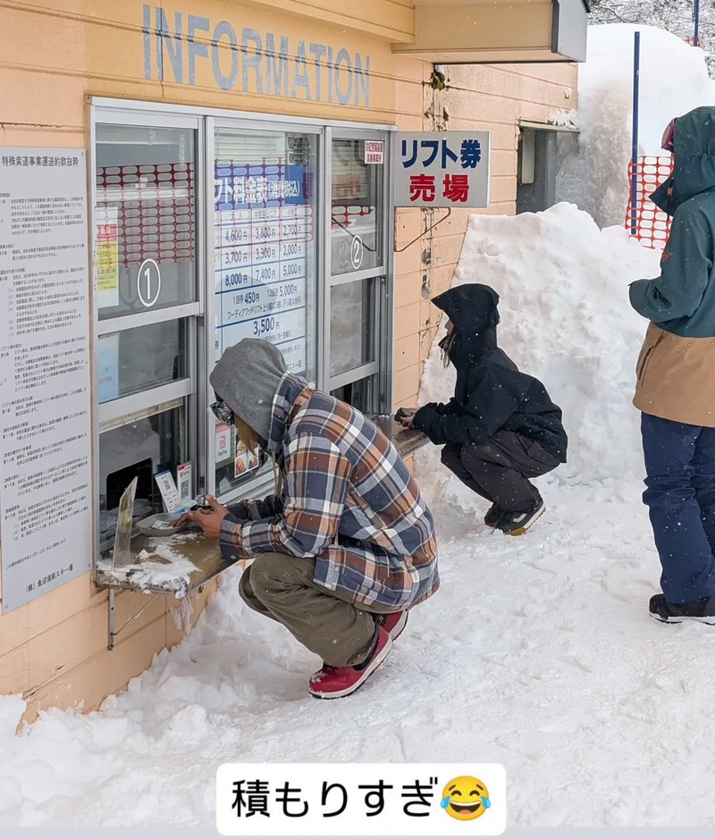 日本滑雪場因積雪影響售票情境。