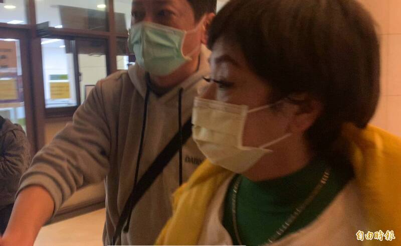 資深藝人易淑寬昨晚移送桃園地檢署複訊,深夜11點20分許檢察官訊後獲無保請回。(記者余瑞仁攝) 資深藝人易淑寬昨晚移送桃園地檢署複訊,深夜11點20分許檢察官訊後獲無保請回。(記者余瑞仁攝)