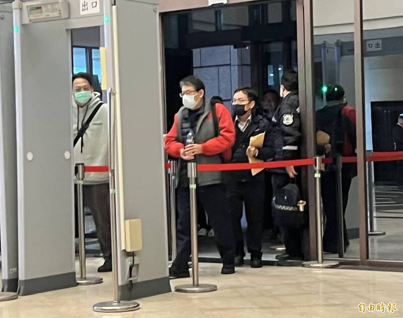 殺警案入監的易寶宏匪夷所思獲准移往外役監,台北監獄承辦人(圖中紅衣者)昨深夜移送桃園地檢署複訊,今天凌晨獲無保請回。(記者余瑞仁攝) 殺警案入監的易寶宏匪夷所思獲准移往外役監,台北監獄承辦人(圖中紅衣者)昨深夜移送桃園地檢署複訊,今天凌晨獲無保請回。(記者余瑞仁攝)