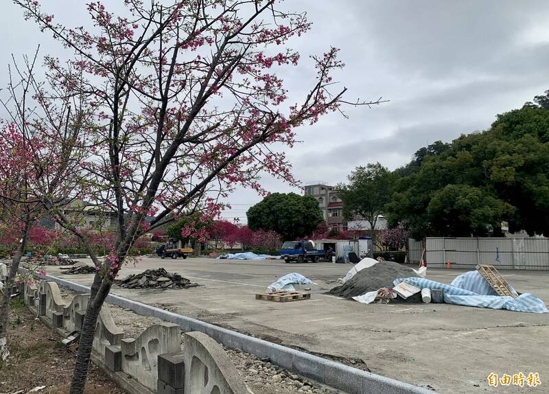 泰安派出所停車場施工強碰櫻花季 遊客怨破壞賞花雅興 - 生活 - 自由時報電子報