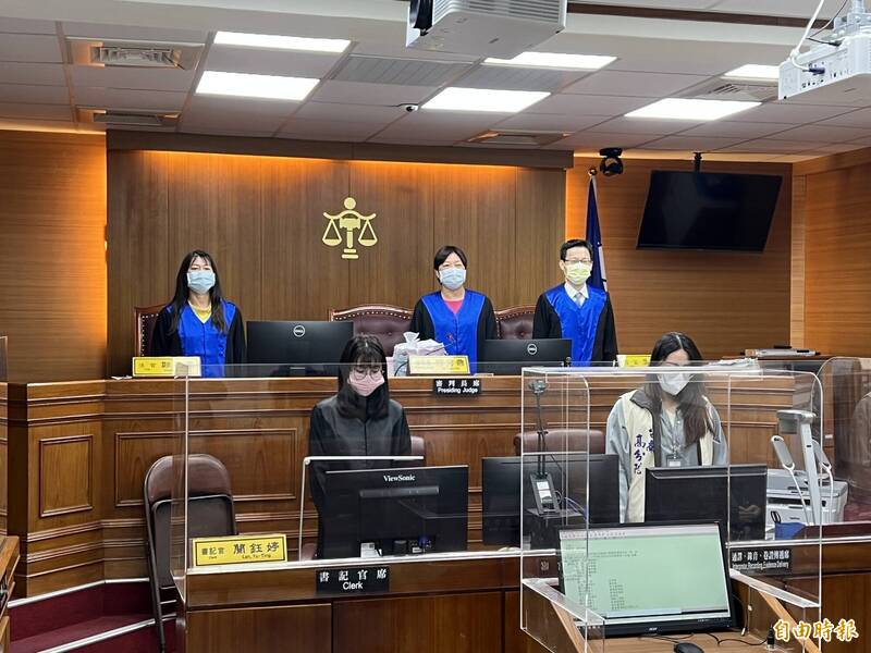 嘉義市議員戴寧涉詐助理費,因她上訴在二審改口認罪、繳回犯罪所得431萬餘元,台南高分院合議庭於26日上午改判她5年6月徒刑。(記者王俊忠攝) 嘉義市議員戴寧涉詐助理費,因她上訴在二審改口認罪、繳回犯罪所得431萬餘元,台南高分院合議庭於26日上午改判她5年6月徒刑。(記者王俊忠攝)