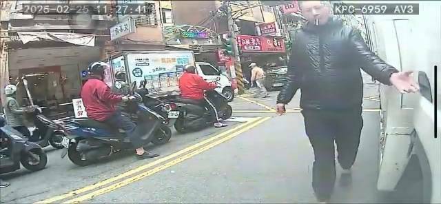 送貨員當心！男子徒步隨機犯案 趁鋪貨搜刮車內財物 - 社會 - 自由時報電子報