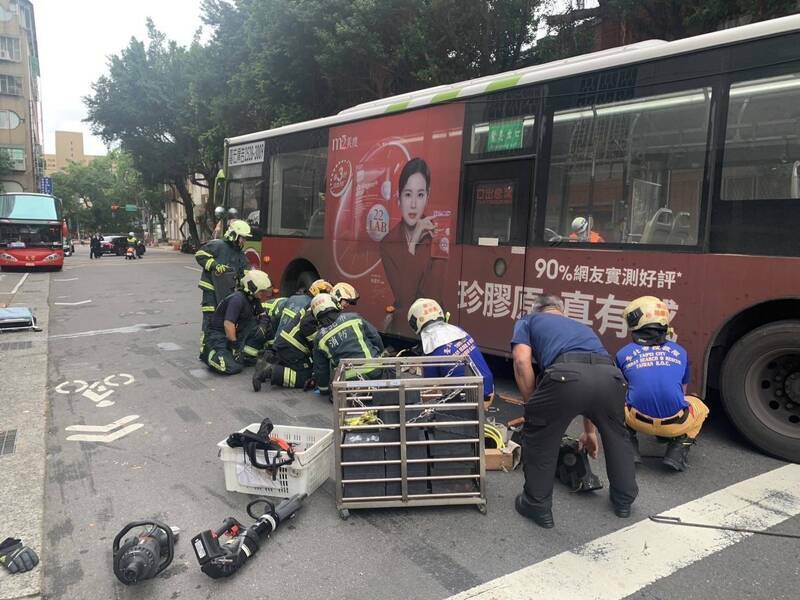 追撞另輛公車釀1死15傷 大有巴士23歲女司機起訴 - 社會 - 自由時報電子報