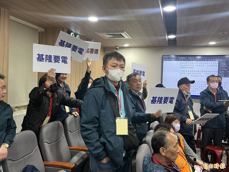 四接環評大會爆發肢體衝突 反方民眾衝進主席台舉牌要求散會 - 生活 - 自由時報電子報