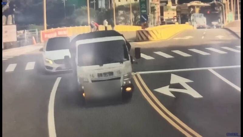 基隆和平島橋頭驚見惡霸逆向攔車還持刀揮舞 警調監視器追查中 - 社會 - 自由時報電子報