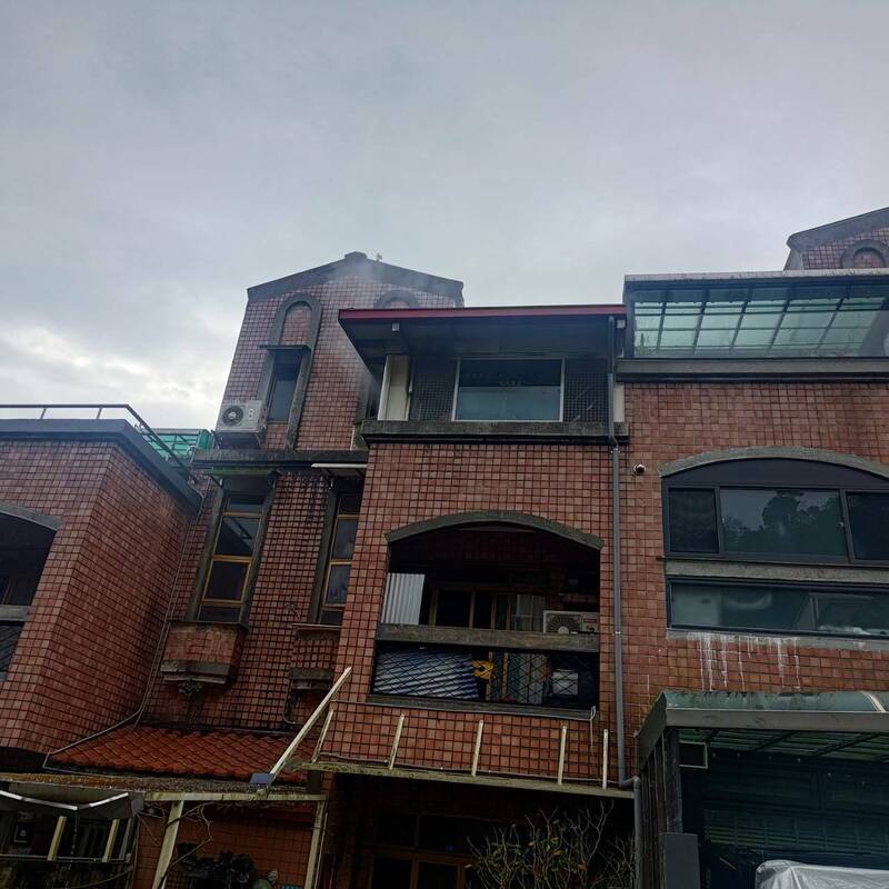 新北新店透天民宅突竄火煙 雜物堆起火燒毀臥室 - 社會 - 自由時報電子報